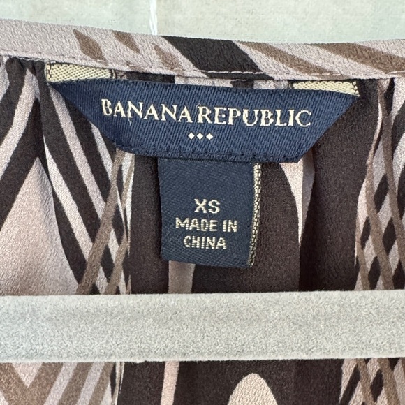 Banana Republic Black and Taupe Patterned Blouse NWOT XS - Picture 2 of 6